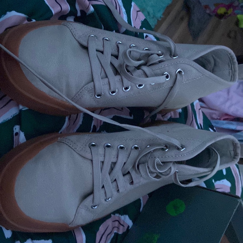 I’m selling shoes that I only wore 2 times, I need the money at the moment